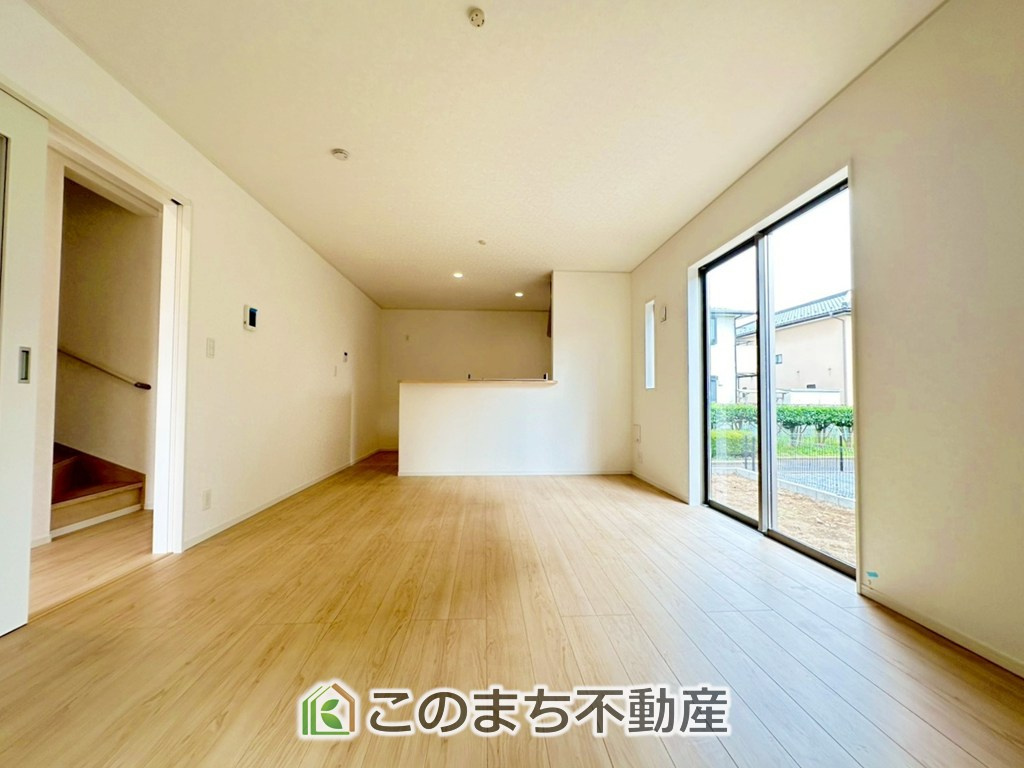 CRADLEGARDEN小山市城北第11の居間・リビング|"ＬＤＫは家族団欒スペースとしては十分な広さです！
大きいダイニングテーブル、カウチ付きソファ、大型ＴＶも気兼ねなく配置可能！！"
