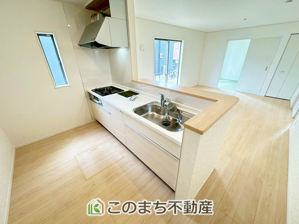 CRADLEGARDEN小山市城北第11のキッチン|"お洒落なホワイト天板のペニンシュラキッチンを採用しております。
浄水器内蔵の水栓です♪"
