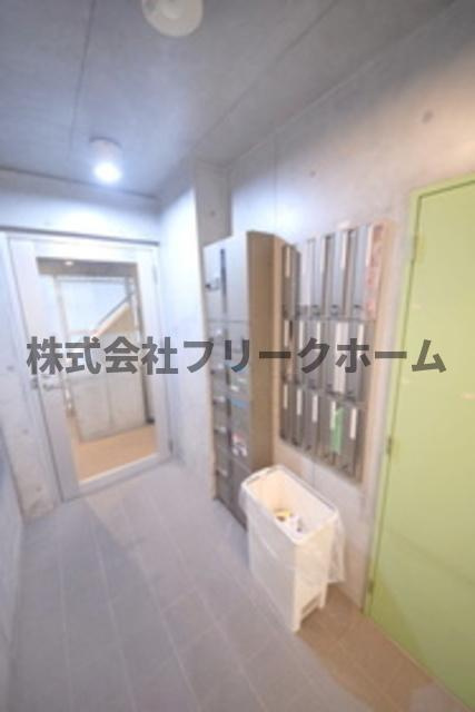 小金井市本町３丁目の賃貸マンションのエントランス