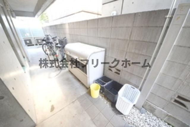小金井市本町３丁目の賃貸マンションの駐車場