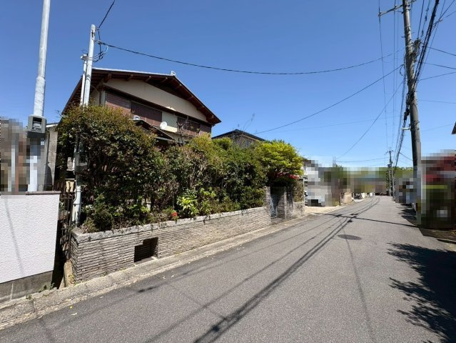 【成約済】京都市西京区大原野西竹の里町一丁目の前面道路含む現地写真|小学校・中学校まで徒歩約11分。
お子様の通学に便利です！
