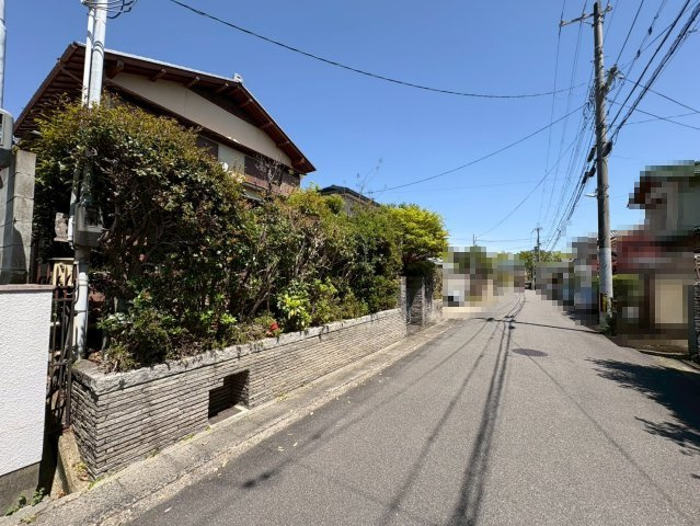 【成約済】京都市西京区大原野西竹の里町一丁目の前面道路含む現地写真|前道整備されており、幅員約6.0ｍの為、駐車もスムーズにできます！