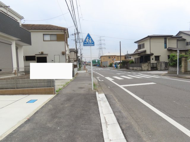 坂戸市鶴舞新築戸建の前面道路含む現地写真