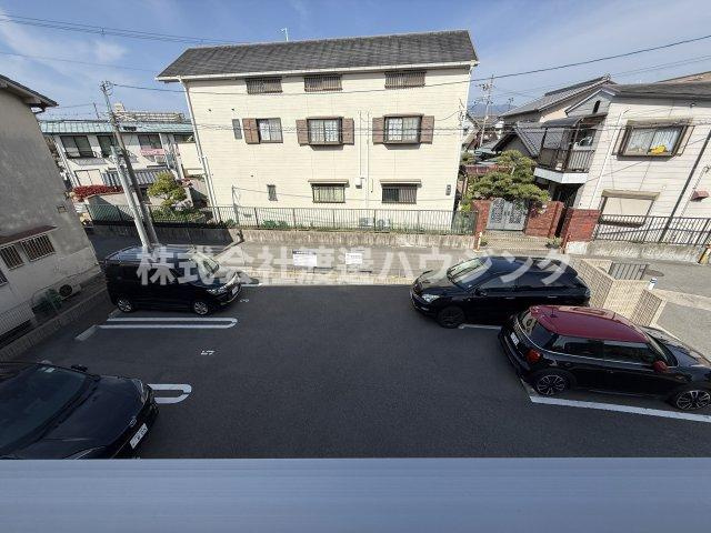 ウェルフォートの駐車場