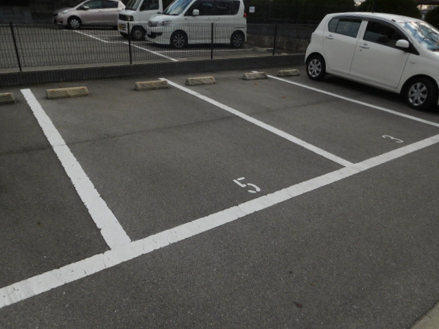 加古川市平岡町新在家のアパートの駐車場