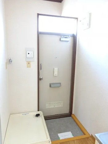 千葉市若葉区加曽利町のアパートの玄関