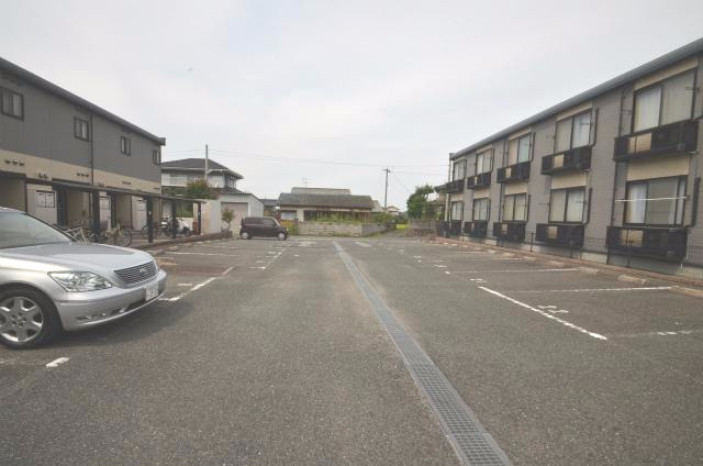 直方市大字感田のアパートの駐車場