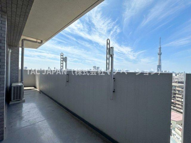キャッスルマンション亀戸立花弐番館のバルコニー|14階バルコニーは空が大きく広がる開放的な空間。東京スカイツリーや富士山を望む爽快な眺望が魅力で、晴れた日には都心の景色をゆったり楽しめます。お洗濯物も気持ちよく干せる明るい住戸で心地よい毎日へ。