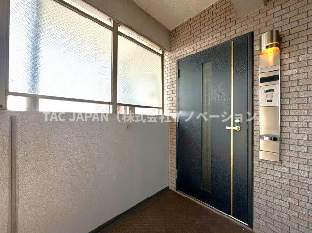 キャッスルマンション亀戸立花弐番館の玄関|14階（最上階）住戸の玄関前は、落ち着いた色調と独立感のある空間が印象的。共用廊下からの視線にも配慮しやすく、上階ならではの静けさの中で、毎日の帰宅を心地よく迎える上品なアプローチです。