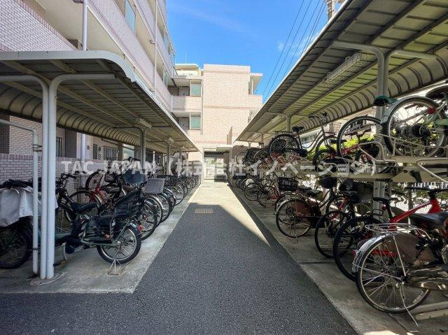 キャッスルマンション亀戸立花弐番館の駐輪場|屋根付き駐輪場を備え、雨の日も自転車を置きやすい共用スペース。1台目は無料、2台目以降も月額200円／台で利用可能で、通勤・通学や買い物にも便利です。