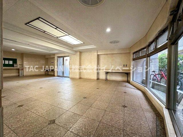 キャッスルマンション亀戸立花弐番館のエントランス|住まいの顔となる内エントランスは、落ち着いた意匠と清潔感のある空間が印象的。管理の行き届いた共用部が、毎日の帰宅時に安心感と上質さを感じさせます。来客を迎える場としても品があり、全体の印象を高めます。