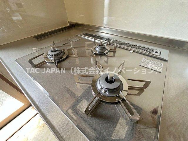 キャッスルマンション亀戸立花弐番館のキッチン|お手入れしやすいガラストップ仕様の3口コンロ。焼き物・炒め物・煮込みを同時に進められ、毎日の調理効率を高めながら、料理の幅も広げてくれる使い勝手の良いキッチン設備です。家事負担も軽減。便利です。
