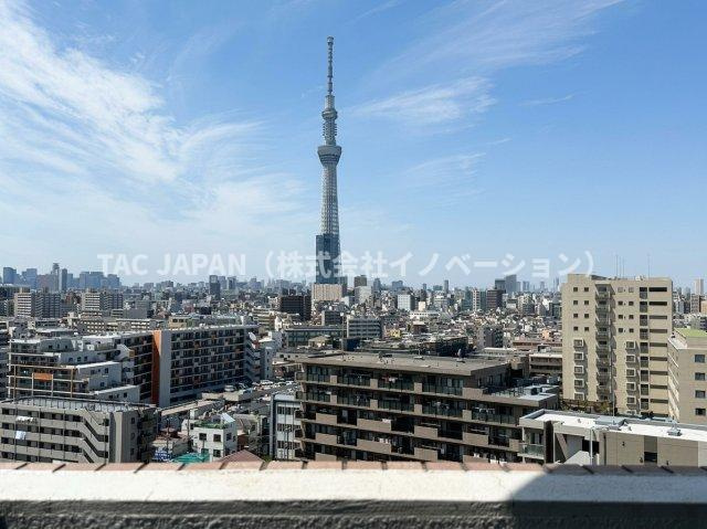 キャッスルマンション亀戸立花弐番館の展望|14階バルコニーから東京スカイツリーを望む開放的な眺望。遮るものが少なく、空の広がりと都心の景色を楽しめる、住まいの魅力を高めるロケーションです。晴れた日には気持ちのよい抜け感が広がる上質な景色です。