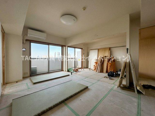 キャッスルマンション亀戸立花弐番館の居間・リビング|大きな窓から自然光が差し込む明るいリビング。壁・床は全室張替え、建具も新規交換！開放感あるより美しく快適に生まれ変わります。
※リフォーム工事中でもご見学（内覧）可能です。
お気軽にお問合せください。