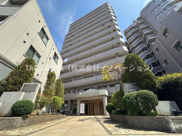 キャッスルマンション亀戸立花弐番館の外観|東武亀戸線「小村井」駅徒歩圏に佇む、存在感ある14階建てレジデンス。整えられた植栽と重厚感あるエントランスが印象的で、落ち着きと上質感を兼ね備えた住まいの顔となっています。