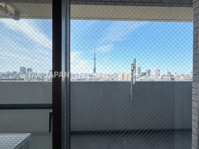 キャッスルマンション亀戸立花弐番館の居間・リビング|リビングから東京スカイツリーや富士山を望む、14階ならではの開放的な眺望。空の広がりと遠景の抜け感が心地よく、晴れた日には明るい光に包まれる魅力的な住空間です。