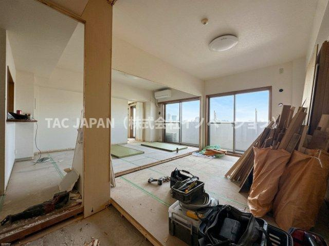 キャッスルマンション亀戸立花弐番館の洋室|LDKに隣接した約6.0帖の洋室は、住まい方に合わせて一体利用もしやすい空間。バルコニー側の開口部から光を取り込み、明るさと開放感を感じられます。リフォーム工事中ですが完成後の伸びしろも魅力です。