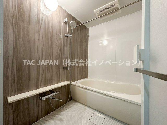 キャッスルマンション亀戸立花弐番館の浴室|木目調パネルが落ち着きを演出するバスルーム。ユニットバスは2024年交換の設備をリユースし、鏡は新品を設置予定。清潔感のある、心地よい入浴空間です。
※リフォーム工事中でもご見学（内覧）可能です。