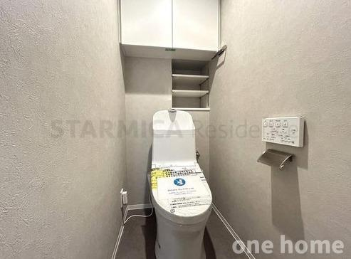 プレステージ淀川グラットシェルのトイレ|◆温水洗浄便座付きトイレです！操作がしやすい壁掛けリモコンです！
