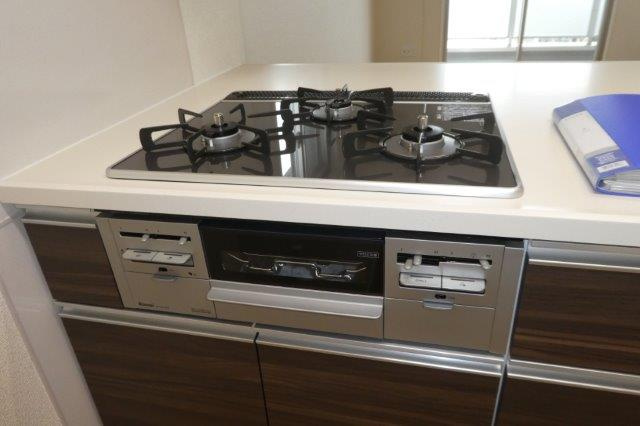 リーブル老松町のキッチン|３口ガスコンロ付き
