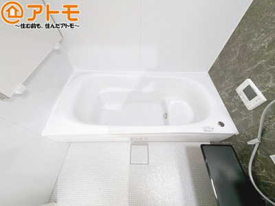 【浴室】 | 清水区南岡町2期　新築戸建　全1棟 | お子様やお年寄りが使いやすいだけでなく、半身浴にも便利なベンチタイプの湯舟です。お湯の節約にも！