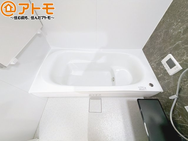 【浴室】 | 清水区南岡町2期　新築戸建　全1棟 | お子様やお年寄りが使いやすいだけでなく、半身浴にも便利なベンチタイプの湯舟です。お湯の節約にも！