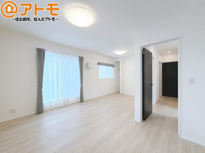 【寝室】 | 清水区南岡町2期　新築戸建　全1棟 | バルコニーに面したお部屋なので、布団などの大きなものも楽々干せます♪