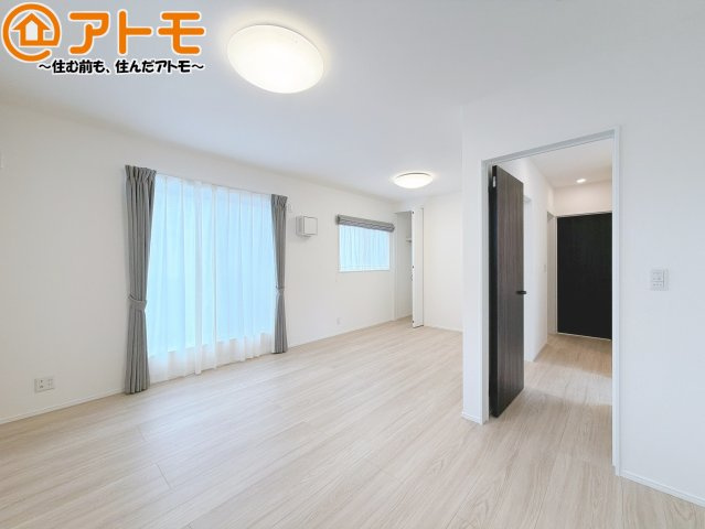 【寝室】 | 清水区南岡町2期　新築戸建　全1棟 | バルコニーに面したお部屋なので、布団などの大きなものも楽々干せます♪