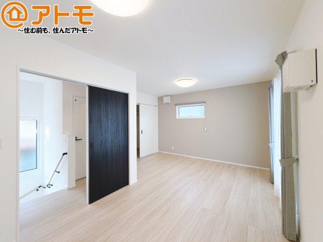 【寝室】 | 清水区南岡町2期　新築戸建　全1棟 | アクセントクロスが印象的なお部屋です。お気に入りの家具に囲まれてゆったり過ごしたいですね♪