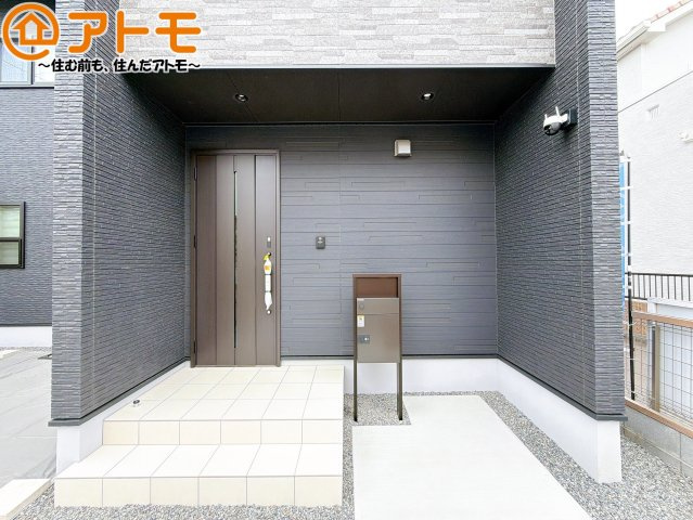 【玄関】 | 清水区南岡町2期　新築戸建　全1棟 | 落ち着いた色合いの玄関はダブルロックで防犯性に優れた仕様になっています♪