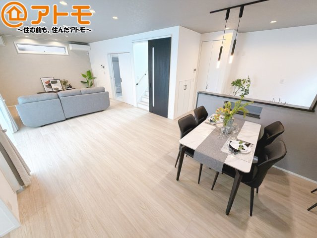 【居間・リビング】 | 清水区南岡町2期　新築戸建　全1棟 | ゆとりあるLDKは、家族が同じ空間にいながらパーソナルスペースもしっかり確保できますね♪