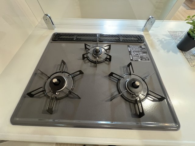 青梅市新町7丁目　新築戸建全1棟のキッチン|三口ガスコンロ