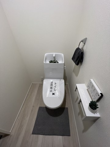 青梅市新町7丁目　新築戸建全1棟のトイレ|温水シャワートイレ(1)