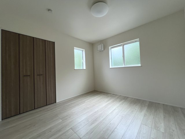 青梅市新町7丁目　新築戸建全1棟の洋室|【洋室2】2面採光で明るく開放感のある洋室。大容量のクローゼットを備え、主寝室や子ども部屋など多目的に活用できます。