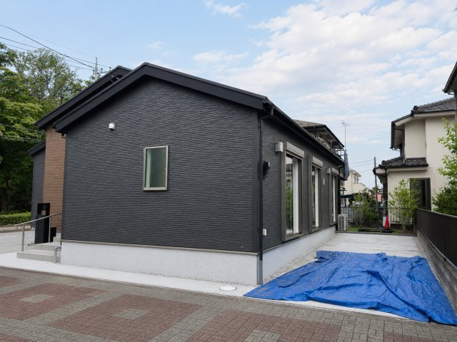 青梅市新町7丁目　新築戸建全1棟の外観|ご家族で2台所有の方にも安心。駐車2台可能なゆとりのカースペースです☆
