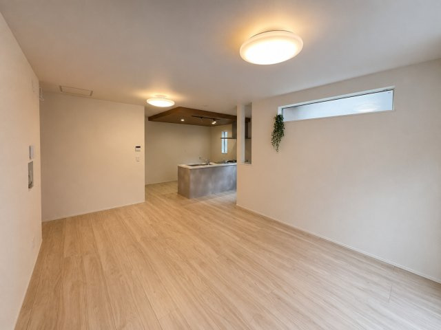 青梅市新町7丁目　新築戸建全1棟の居間・リビング|ご家族みんながゆったりくつろげる広々リビング。お子様が元気にはしゃぐ姿が目に浮かびます♪