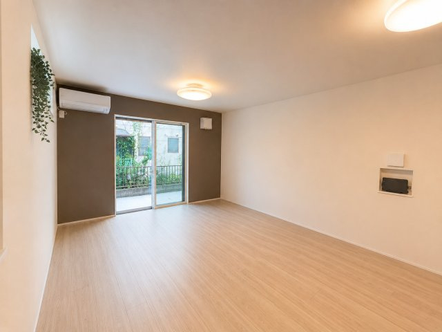 青梅市新町7丁目　新築戸建全1棟の居間・リビング|家族が集まる南向きLDK。たっぷりの陽光に包まれ、毎日を快適に過ごせます。