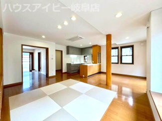 【居間・リビング】 | 大垣市桧町！築26年リフォーム済みです♪延べ床約49坪の4SLDK！オール電化住宅！ | 大垣市桧町！築26年リフォーム済みです♪延べ床約49坪の4SLDK！オール電化住宅！