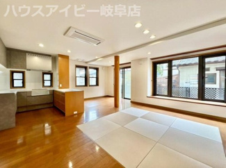 【居間・リビング】 | 大垣市桧町！築26年リフォーム済みです♪延べ床約49坪の4SLDK！オール電化住宅！ | 大垣市桧町！築26年リフォーム済みです♪延べ床約49坪の4SLDK！オール電化住宅！