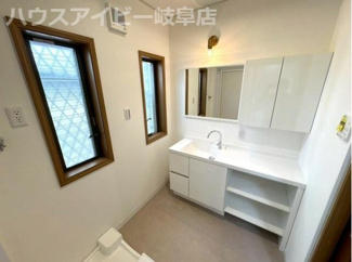 【独立洗面台】 | 大垣市桧町！築26年リフォーム済みです♪延べ床約49坪の4SLDK！オール電化住宅！ | 大垣市桧町！築26年リフォーム済みです♪延べ床約49坪の4SLDK！オール電化住宅！