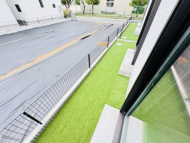 松戸市新松戸６丁目新築戸建【新松戸南小学校：4分】の庭|南側隣地境界スペース