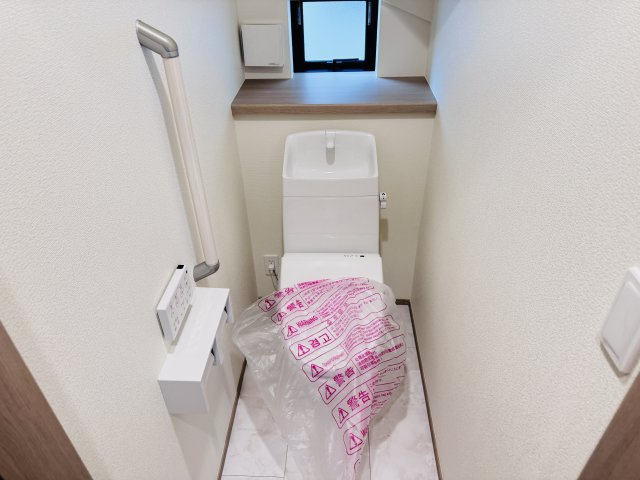 松戸市新松戸６丁目新築戸建【新松戸南小学校：4分】のトイレ|温水洗浄暖房便座つきトイレ