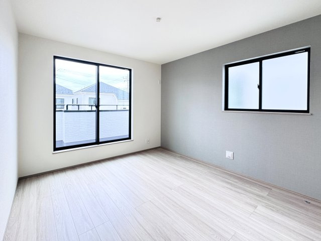 松戸市新松戸６丁目新築戸建【新松戸南小学校：4分】の寝室|7.5帖寝室・アクセントクロス・南側バルコニー前の明るいお部屋です♪