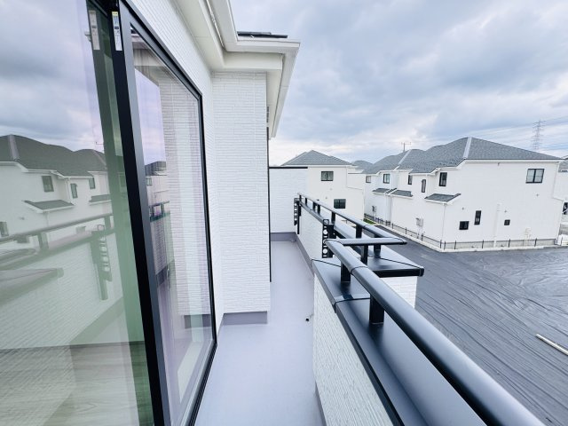 松戸市新松戸６丁目新築戸建【新松戸南小学校：4分】のバルコニー|南向きワイドバルコニー・日当たり良好♪