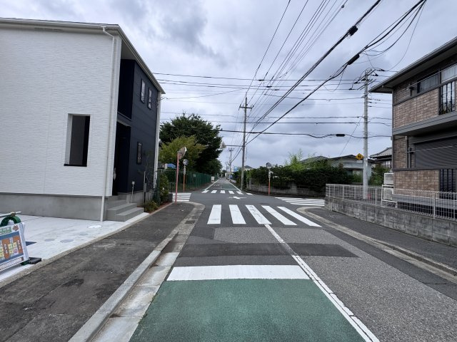松戸市新松戸６丁目新築戸建【新松戸南小学校：4分】の前面道路含む現地写真|北側前面道路・幅員約6ｍ