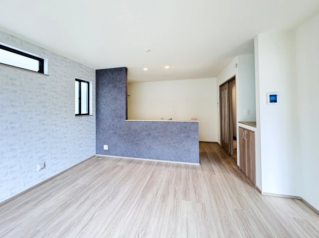 松戸市新松戸６丁目新築戸建【新松戸南小学校：4分】の居間・リビング|15.12帖リビングダイニングキッチン
