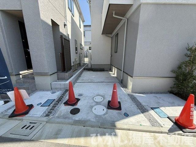 茅ケ崎市柳島海岸　新築戸建　全19区画の駐車場|4月11日撮影　工事中　駐車スペース