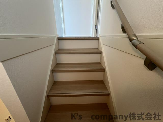 茅ヶ崎市中島　新築戸建　1号棟の内装|手すり付き階段♪