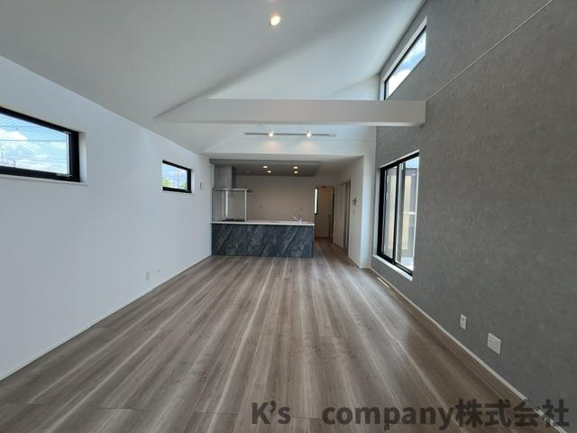 茅ヶ崎市中島　新築戸建　1号棟の居間・リビング|全体を見わたせる対面式キッチン♪