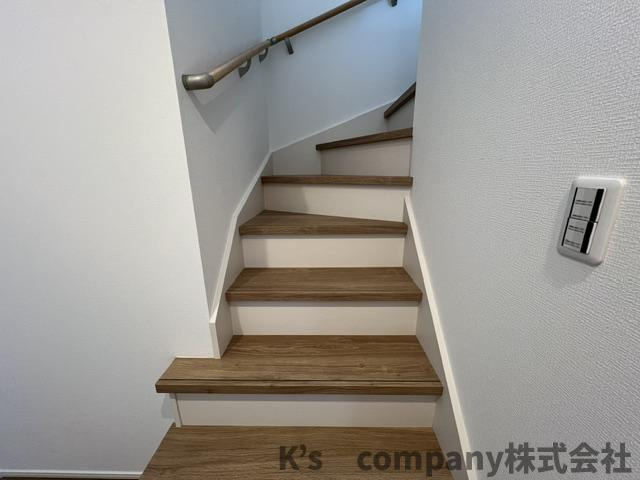 茅ヶ崎市中島　新築戸建　2号棟の内装|手すり付き階段♪